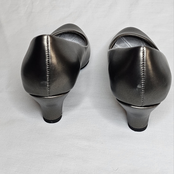 Easy Street Womens Kitten Heels sz 7 Pewter Fabulous Cone Heel Pumps - Picture 8 of 8